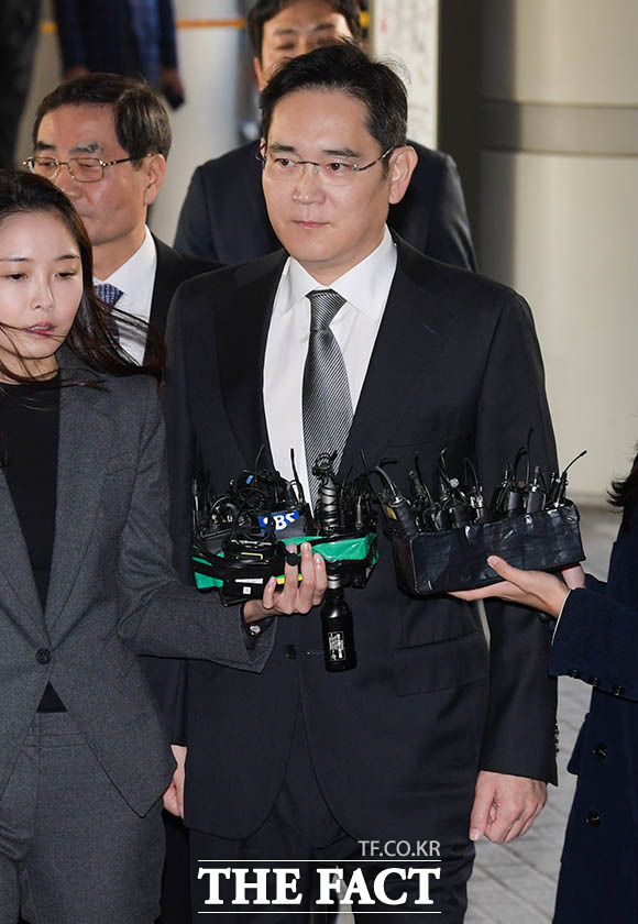 이재용 삼성전자 부회장이 25일 오전 9시쯤 서울 서초구 법원 청사에 도착해 법정으로 이동하고 있다. /김세정 기자