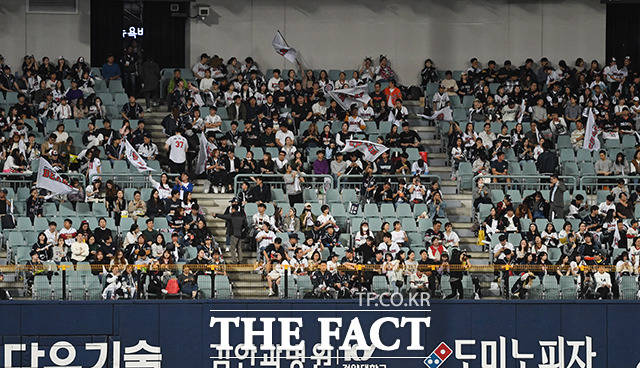 프로야구 2019 신한은행 마이카 KBO리그 한국시리즈 3차전 두산 베어스와 키움 히어로즈의 경기 25일 오후 서울 구로구 고척스카이돔에서 열린 가운데 관중석에 빈자리가 보이고 있다. / 배정한 기자