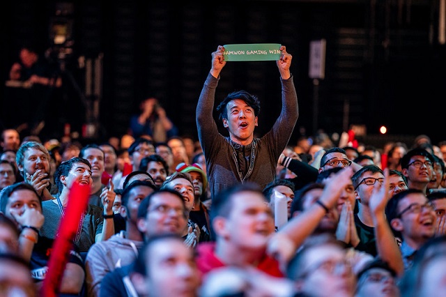 2019 롤드컵 그룹 스테이지 8일 차 경기에서 담원 게이밍 팬이 플래카드 응원을 펼치고 있다. /라이엇게임즈 제공