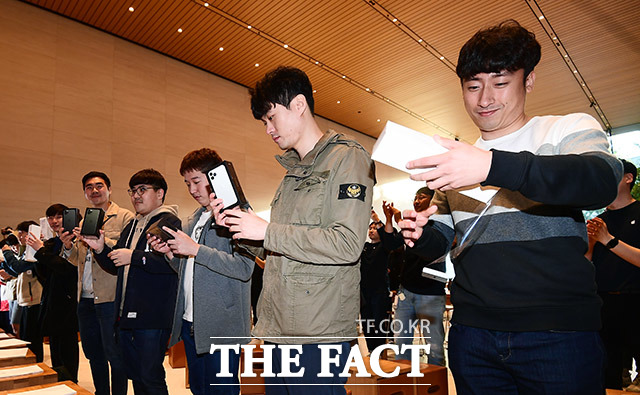 아이폰11의 출시일인 25일 오전 서울 강남구 애플 가로수길 스토어에서 최초 개통자 10인이 아이폰 11을 개봉하고 있다. /이동률 기자