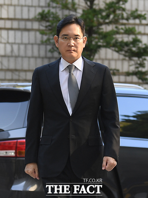 이재용 삼성전자 부회장이 25일 오전 서울 서초구 서울고등법원에서 열린 국정농단 사건 파기환송심 첫 공판기일에 출석하고 있다. /이새롬 기자