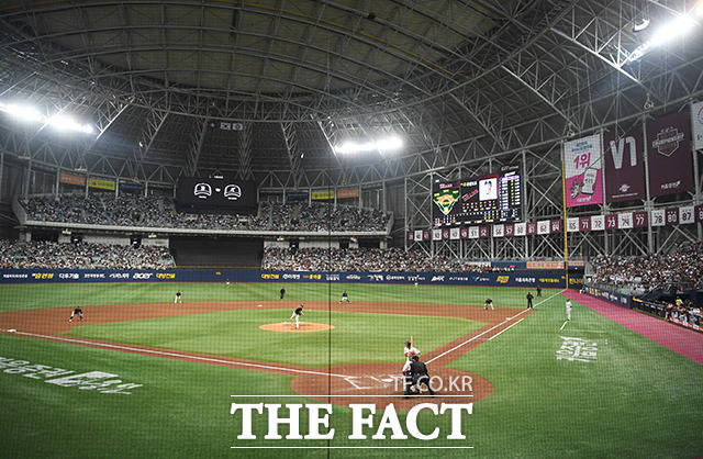 프로야구 2019 신한은행 마이카 KBO리그 한국시리즈 3차전 두산 베어스와 키움 히어로즈의 경기 25일 오후 서울 구로구 고척스카이돔에서 열린 가운데 4회말 키움의 공격이 진행되고 있다. / 배정한 기자