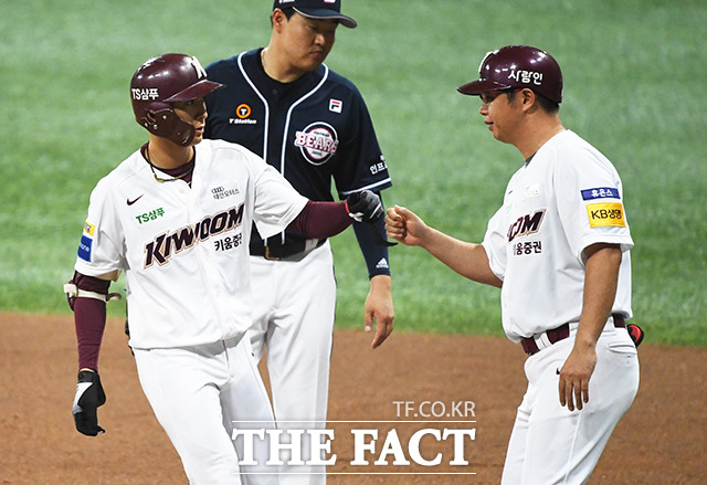 프로야구 2019 신한은행 마이카 KBO리그 한국시리즈 3차전 두산 베어스와 키움 히어로즈의 경기 25일 오후 서울 구로구 고척스카이돔에서 열린 가운데 4회말 키움 이정후(왼쪽)가 안타를 친 뒤 1루를 밟고 있다. / 배정한 기자