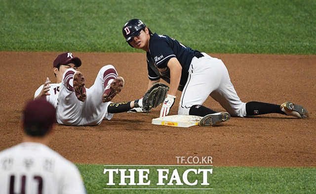 프로야구 2019 신한은행 마이카 KBO리그 한국시리즈 3차전 두산 베어스와 키움 히어로즈의 경기 25일 오후 서울 구로구 고척스카이돔에서 열린 가운데 5회초 두산 정수빈이 2루 도루를 성공하고 있다. / 배정한 기자