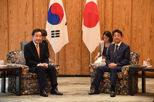 이낙연 국무총리와 아베 신조 일본 총리가 만났다. 이에 대해 외신들의 평가는 극명하게 갈렸다. 지난 24일 열린 이 총리와 아베 총리와의 회담 모습. /이낙연 총리 페이스북