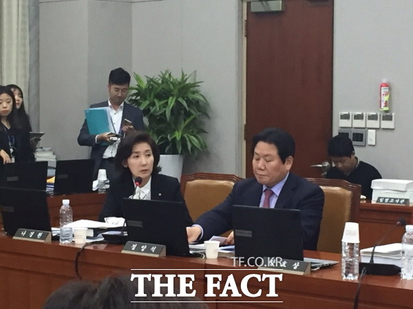 25일 국회에서 열린 운영위원회 국정감사에서 나경원 자유한국당 원내대표(왼쪽)가 국회법 48조 8항 도입 당시 정치개혁특별위원회 속기록을 읽으며 관련법 개정의 취지는 사보임 과정에서의 의원 개인 의사 우선 존중이라고 주장하고 있다. /국회=박숙현 기자