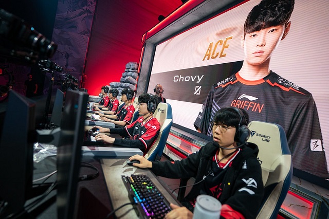 그리핀 선수들이 2019 롤드컵 그룹 스테이지 6일 차 경기를 진행하고 있다. /라이엇게임즈 제공