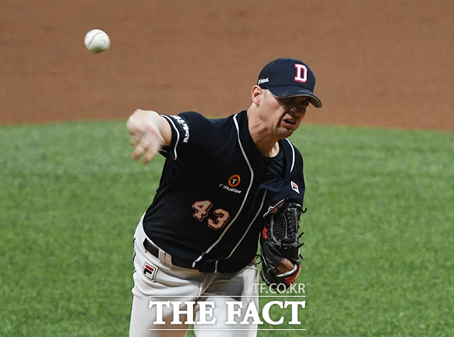 프로야구 2019 신한은행 마이카 KBO리그 한국시리즈 3차전 두산 베어스와 키움 히어로즈의 경기 25일 오후 서울 구로구 고척스카이돔에서 열린 가운데 1회말 두산 선발투수 후랭코프가 역투를 하고 있다. / 배정한 기자