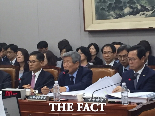 유인태 국회 사무총장은 25일 운영위원회 국정감사에서 패스트트랙 당시 불법 사보임이 있었다는 한국당 의원들의 주장에 역대에서도 원내대표가 본인에게 의사를 타진한 적이 없었고, 당시 사무처 간부들도 불법이 아니라고 판단을 해왔다며 헌법재판소 결정을 지켜보자고 답하고 있다. /국회=박숙현 기자