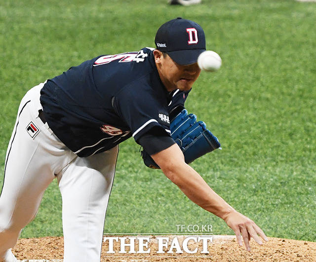 프로야구 2019 신한은행 마이카 KBO리그 한국시리즈 3차전 두산 베어스와 키움 히어로즈의 경기 25일 오후 서울 구로구 고척스카이돔에서 열린 가운데 7회말 두산 이용찬이 역투를 하고 있다. / 배정한 기자