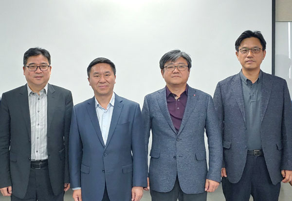 최택진 LG유플러스 네트워크부문장(왼쪽에서 3번째)과 리우꾸이칭 차이나텔레콤 부총재(왼쪽에서 2번째)가 지난 17일 서울 강서구 마곡 사옥에서 만나 전략적 제휴의 후속 논의를 진행한 뒤 기념촬영을 하고 있다. /LG유플러스 제공