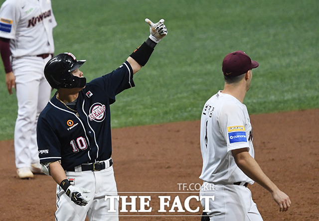 프로야구 2019 신한은행 마이카 KBO리그 한국시리즈 3차전 두산 베어스와 키움 히어로즈의 경기 25일 오후 서울 구로구 고척스카이돔에서 열린 가운데 3회초 두산 박세혁이 1타점 3루타를 친 뒤 기뻐하고 있다. / 배정한 기자