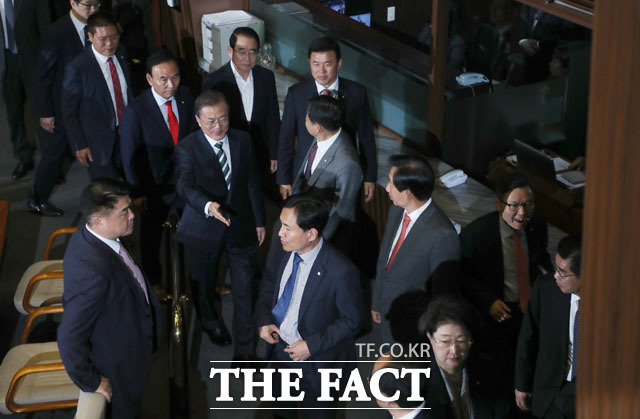 문재인 대통령은 지난 22일 국회를 찾아 2020년도 예산안 시정연설에 여야는 극명하게 엇갈린 반응을 보였다. 시정연설 뒤 뒤돌아 퇴장하는 자유한국당 의원들을 쫓아가 악수를 청하고 있는 문 대통령. /국회사진취재단