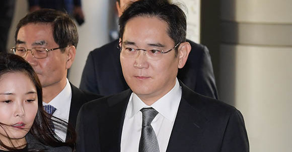 이재용 삼성전자 부회장이 25일 오전 9시쯤 서울 서초구 법원 청사에 도착해 법정으로 이동하고 있다. /김세정 기자