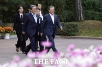  文대통령 '법무부 장관 인선 천천히…개각 예정 없어'