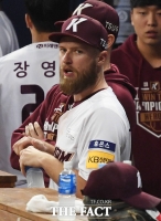 [TF포토] 턱에 공 맞은 요키시, '턱수염 덕분에 무사해요!'