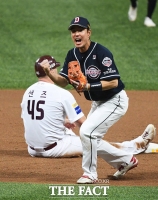 [TF포토] 김재호, '무사만루에 찾아온 뜻밖의 더블플레이!'