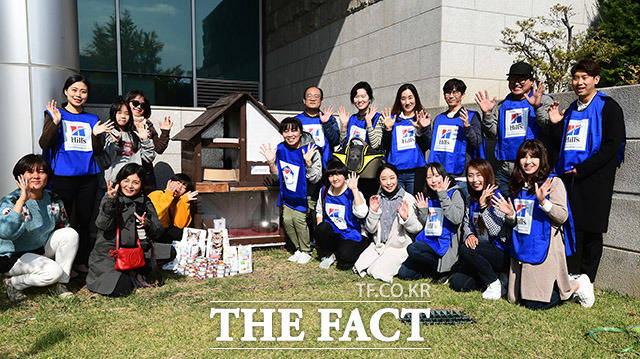 힐스 코리아 관계자들이 26일 오후 서울 영등포구 국회의사당에서 길고양이 급식소를 정비한뒤 기념촬영을 하고 있다. /이동률 기자