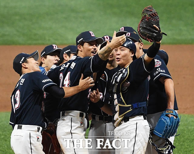 프로야구 2019 신한은행 마이카 KBO리그 포스트시즌 플레이오프 이어 한국시리즈도 연승으로 마침표를 찍을 지 관심이 모아진다. 25일 오후 서울 고척스카이돔에서 한국시리즈 3차전이 열린 가운데 5대0의 완승을 거둔 두산 선수들이 마운드에서 셀카 세리머니를 하고 있다. / 배정한 기자