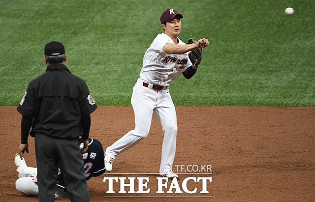 프로야구 2019 신한은행 마이카 KBO리그 한국시리즈 4차전 두산 베어스와 키움 히어로즈의 경기 26일 오후 서울 구로구 고척스카이돔에서 열렸다. 2회초 키움 김하성이 병살을 시도하고 있다. / 배정한 기자