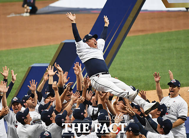 2015년 두산 사령탑에 오른 김태형 감독은 3번째 우승 트로피에 입을 맞췄다. 두산 선수들이 김 감독을 헹가래하고 있다.