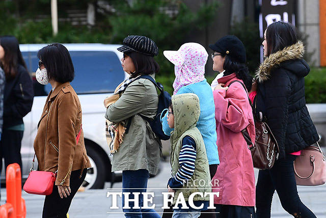 기상청에 따르면 오늘(27일) 아침 기온이 큰 폭으로 떨어져 추운 날씨를 보이겠다. 주말 가을 나들이객은 옷차림에 신경써야겠다. /이동률 기자