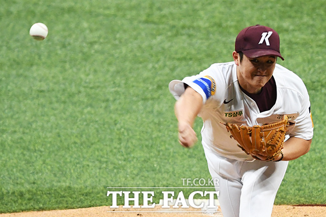 프로야구 2019 신한은행 마이카 KBO리그 한국시리즈 4차전 두산 베어스와 키움 히어로즈의 경기 26일 오후 서울 구로구 고척스카이돔에서 열렸다. 1회초 키움 선발투수 최원태가 역투를 하고 있다. / 배정한 기자