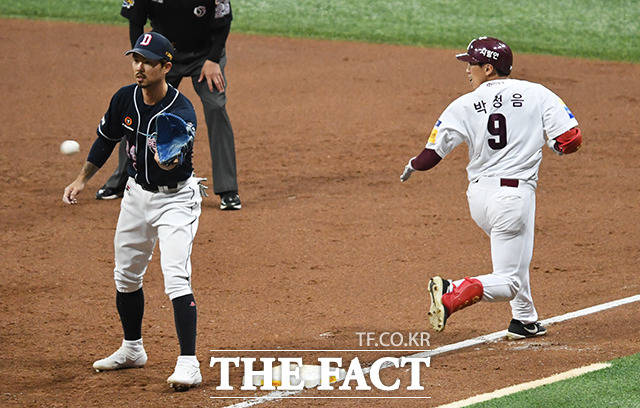 프로야구 2019 신한은행 마이카 KBO리그 한국시리즈 4차전 두산 베어스와 키움 히어로즈의 경기 26일 오후 서울 구로구 고척스카이돔에서 열렸다. 2회말 키움 박정음(오른쪽)이 번트를 시도한 뒤 1루를 밟고 있다. / 배정한 기자