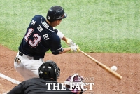 [TF포토] 허경민, '오늘 타격감 최고야!'