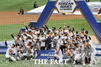  두산 베어스, '4연승'으로 한국시리즈 끝냈다…통산 6번째 우승
