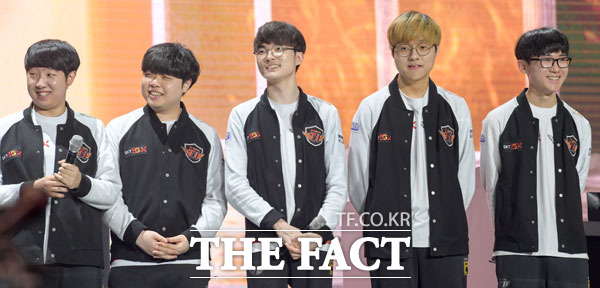 SK텔레콤T1이 27일(한국 시간) 오후 스페인 마드리드 팔라시오 비스탈레그레에서 열린 2019 리그오브레전드 월드 챔피언십 8강전 2세트에서 스플라이스를 상대로 1세트에 이어 무난한 승리를 챙겼다. /더팩트 DB