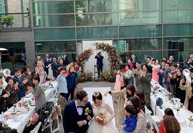 김풍 작가가 27일 일반인 여성과 비공개 결혼식을 올렸다. 하객들이 김풍 작가와 아내를 축하해주고 있다. /서현진 아나운서 인스타그램 갈무리