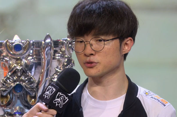 SK텔레콤T1 미드라이너 페이커 이상혁이 경기를 마친 뒤 인터뷰를 하고 있다. /네이버 TV 캡처