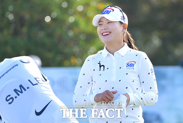 미국여자프로골프(LPGA) 투어 BMW 레이디스 챔피언십(총상금 200만 달러, 약 23억6000만 원) 최종라운드가 27일 부산 기장군 LPGA 인터내셔널 부산에서 진행된 가운데 이소미가 몸을 풀며 미소를 짓고 있다. /부산=이덕인 기자