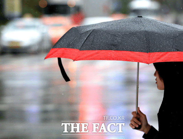 기상청에 따르면 월요일인 28일은 오후부터 중부지방을 중심으로 가을비가 내리겠다. /임세준 기자