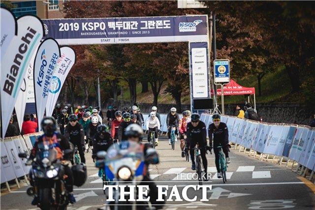 2019 KSPO 백두대간 그란폰도 출발선에서 121.9km 코스를 향해 달리는 참가자들./경륜경정총괄본부 제공