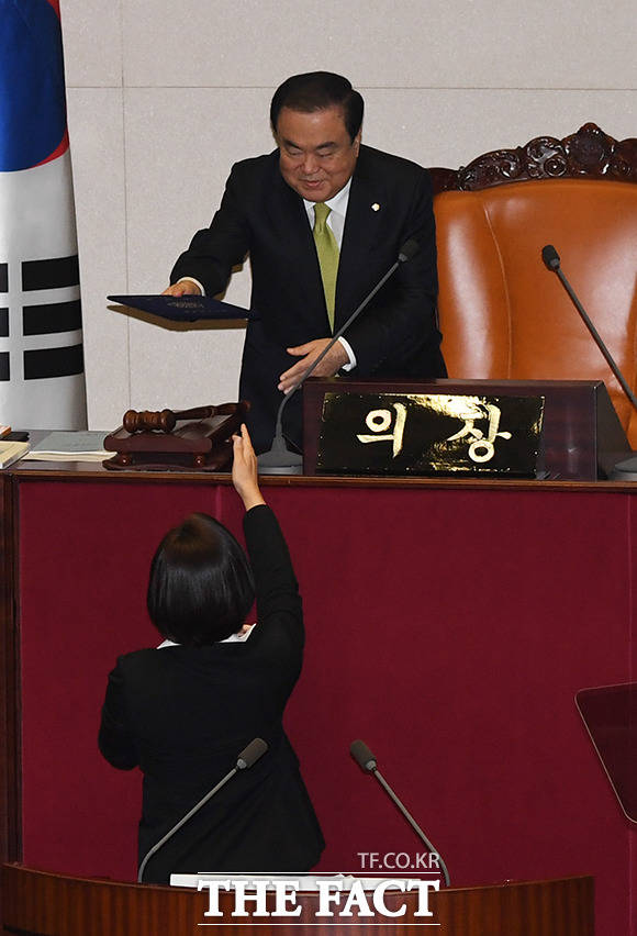 악수를 하기 위해 손을 내밀었지만 보지 못하고 지나치는 문희상 국회의장...