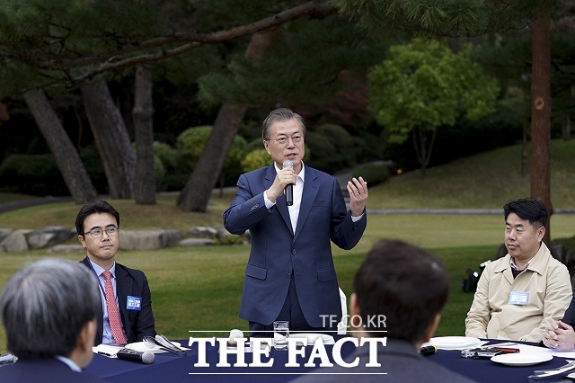 문재인 대통령이 25일 청와대 출입기자단을 녹지원으로 초대해 소통의 자리를 가졌다. 기자단에 모두발언하는 문 대통령. /청와대 제공