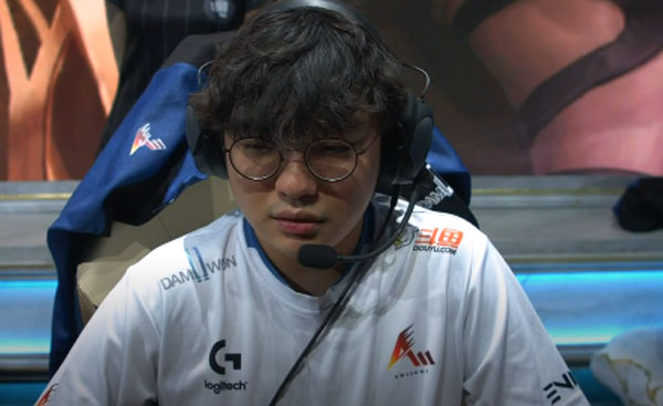 담원게이밍이 28일(한국 시간) 오전 스페인 마드리드 팔라시오 비스탈레그레에서 열린 2019 리그오브레전드 월드 챔피언십 8강 G2전 1세트에서 패배했다. 사진은 담원게이밍 서포터 베릴 조건희. /네이버 TV 캡처