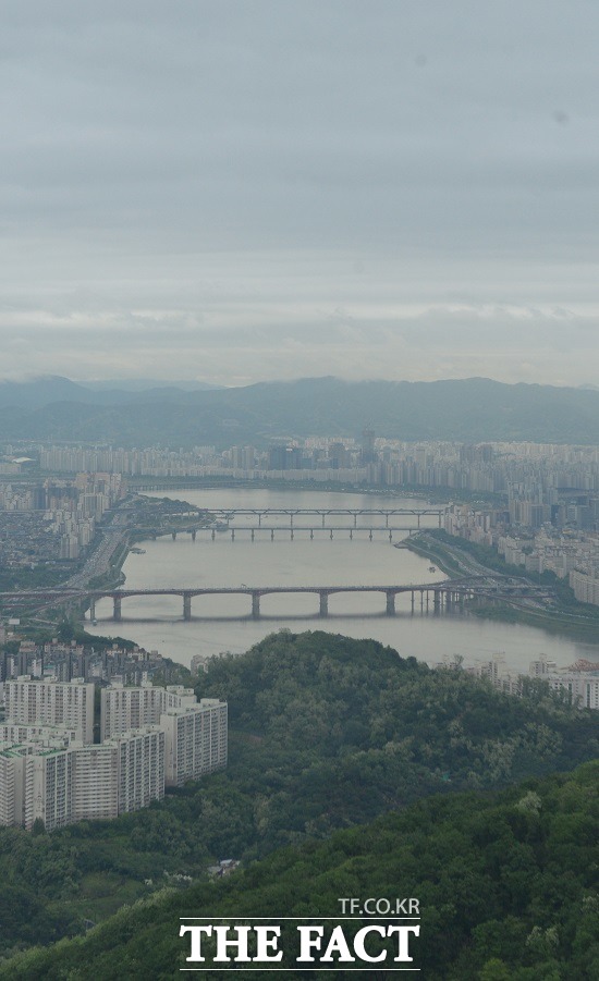28일 오후 늦게부터 내린 비는 29일 새벽 대부분 그치고 낮부터 맑은 하늘을 볼 수 있겠다. / 더팩트DB