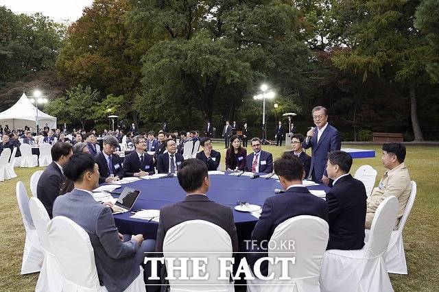 문재인 대통령은 2017년 취임사에서 퇴근한 뒤 시장에서 마주치는 시민과 대화를 나누는 등 소통을 강조했다. 과연 국민은 대통령과 소통이 잘 이뤄지고 있다고 생각할까 궁금하다. /청와대 제공