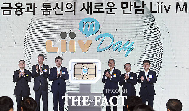 하현회 LG 유플러스 부회장과 허인 KB국민은행장, 손병두 금융위원회 부위원장, 윤종규 KB금융지주 회장, 이태희 과학기술정보통신부 통신정책국장, 최성호 방송통신위원회 정책국장(왼쪽부터)이 론칭 기념 행사를 진행하고 있다. /이새롬 기자