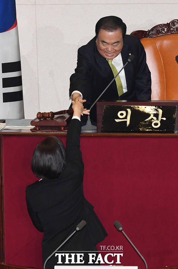 결국 3번의 도전 끝에 악수 성공!