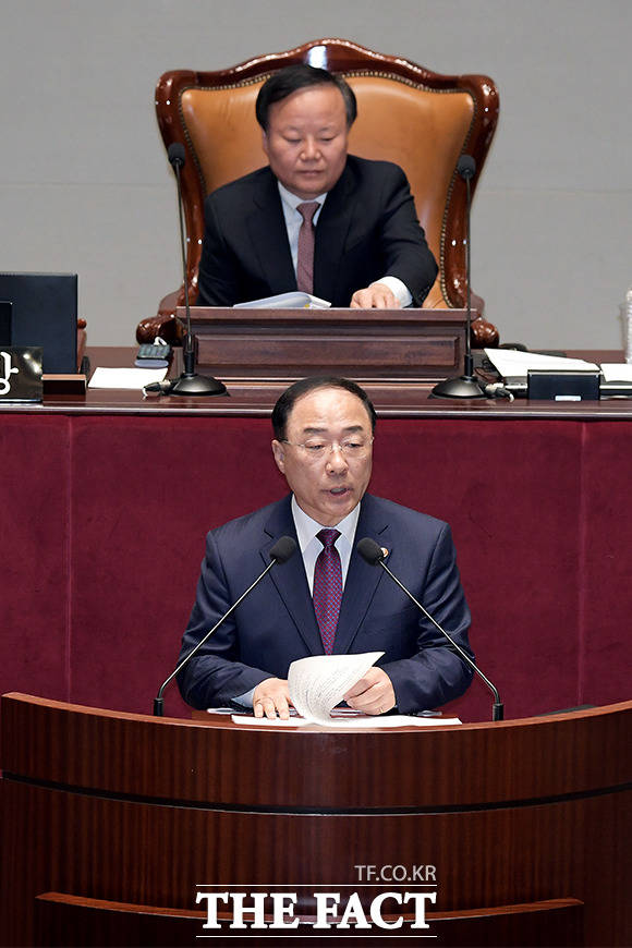 홍남기 경제부총리 겸 기획재정부 장관(아래쪽)이 28일 오전 서울 여의도 국회에서 열린 예산결산특별위원회 전체회의에서 제안 설명을 하고 있다. /국회=이선화 기자