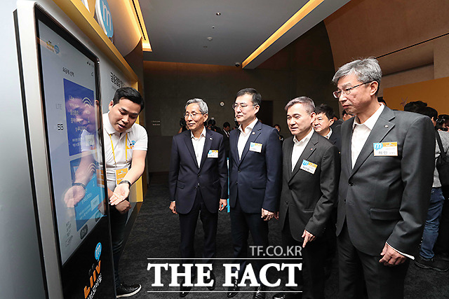 28일 서울 중구 반얀트리 클럽 앤 스파 서울에서 열린 KB국민은행 알뜰폰 브랜드 리브엠(Liiv M) 출시 행사에서 윤종규 KB금융지주 회장과 손병두 금융위원회 부위원장, 하현회 LG유플러스 부회장, 허인 KB국민은행장(왼쪽부터)이 요금제 찾기 체험을 하고 있다. /이새롬 기자