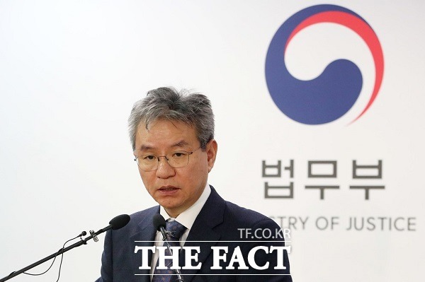김남준 법무·검찰개혁위원회 위원장이 28일 정부과천청사 법무부 브리핑룸에서 대검찰청 정보수집 기능 즉시 폐지 등의 내용을 담은 제6차 권고안을 발표했다. /더팩트