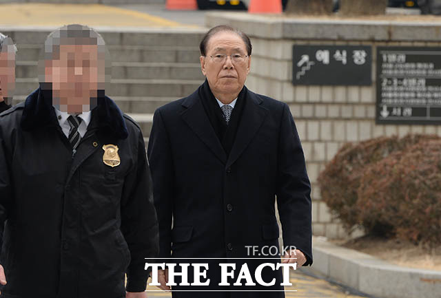 이명박 정부 시절 국정원 특수활동비를 받은 의혹을 받는 김백준 전 청와대 총무기획관이 지난해 1월16일 오전 서울 서초구 서울중앙지방법원에 출석하고 있다./김세정기자