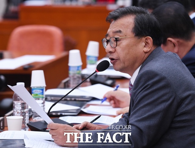 세월호 보도 개입 혐의를 받는 이정현 무소속 의원이 2심에서 벌금형으로 감형됐다. 사진은 지난 6월25일 오전 서울 여의도 국회에서 진행된 국회 외교통일위원회 전체회의에 참석해 질의하는 이 의원./더팩트DB