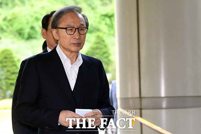 이명박 전 대통령이 지난 5월8일 오전 서울 서초구 서울고등법원에서 열리는 항소심 속행 공판에 출석하고 있다./남용희 기자