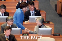 [TF포토] 본회의에서 인사 나누는 유은혜-강경화